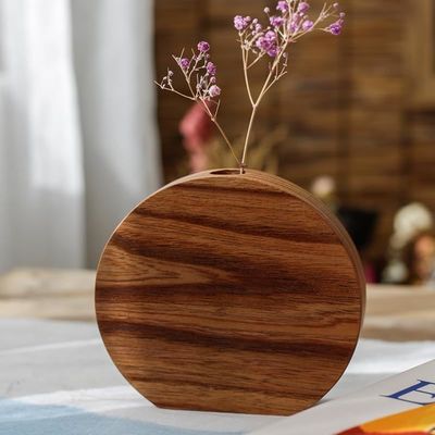 Vase en bois de style moderne capable d'insérer des fleurs pour l'occasion d'un anniversaire