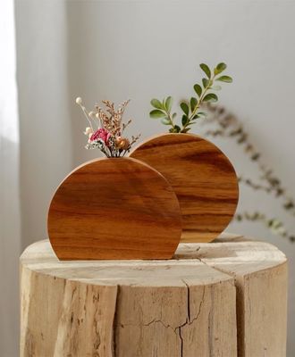 Vase en bois de style moderne capable d'insérer des fleurs pour l'occasion d'un anniversaire