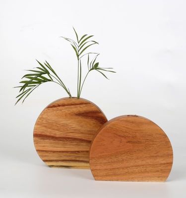 Vase en bois de style moderne capable d'insérer des fleurs pour l'occasion d'un anniversaire