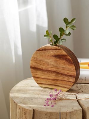 Vase en bois de style moderne capable d'insérer des fleurs pour l'occasion d'un anniversaire