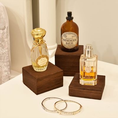 3 supports de hauteur différente Élévateurs d'affichage en bois réglés Logo personnalisé Vernis d'impression Manipulation