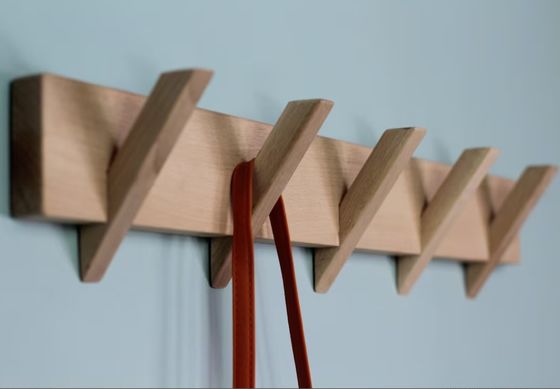 Une salle de bains élégante et durable avec ce porte-vêtements en bois