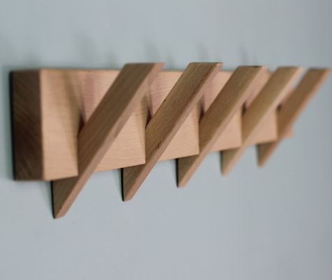 Une salle de bains élégante et durable avec ce porte-vêtements en bois