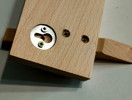 Une salle de bains élégante et durable avec ce porte-vêtements en bois