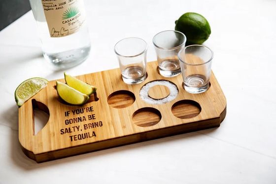 Plateau de bière de vol moderne en bois avec porte-verre gravé