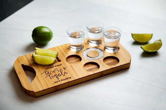 Plateau de bière de vol moderne en bois avec porte-verre gravé