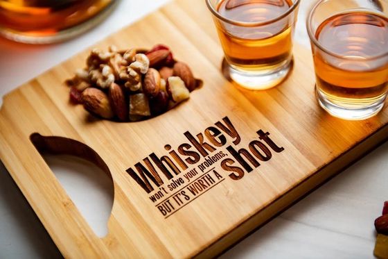 Plateau de bière de vol moderne en bois avec porte-verre gravé