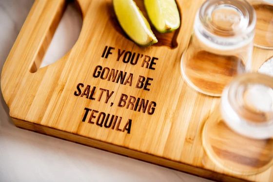 Plateau de bière de vol moderne en bois avec porte-verre gravé