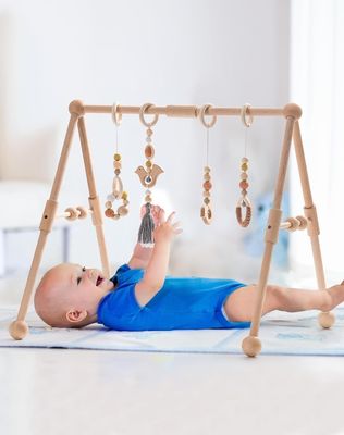 2407Frame Activité Gym Bar suspendu Jouets pour bébés Gym en bois pour bébés avec 4 jouets de votre couleur