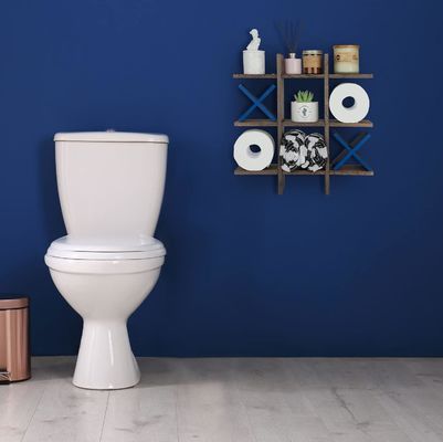 Détenteur de rouleau de bain en bois derrière les portes/sur les murs