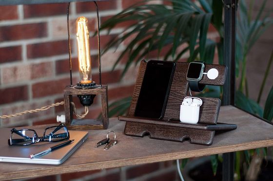 Porteur de téléphone portable personnalisé gravé au laser en bois avec un support de téléphone et un emplacement pour stylo