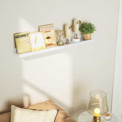 Des étagères flottantes en bois avec des perles et des lèvres