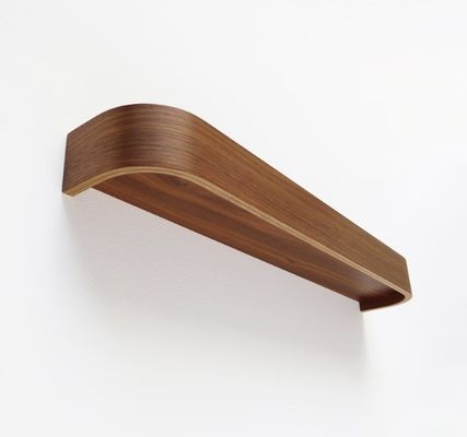 Étagères en bois arrondies modernes OEM étagère flottante courbée à noix pour la maison