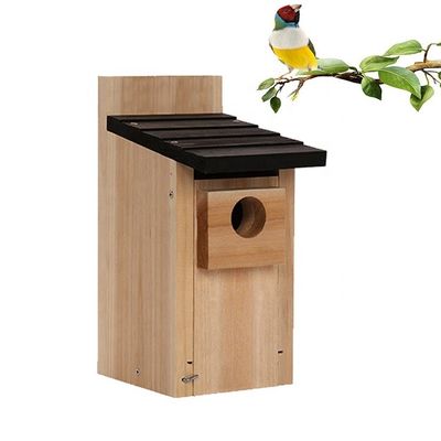 Château d'oiseaux en bois suspendu à l'extérieur avec gravure au laser