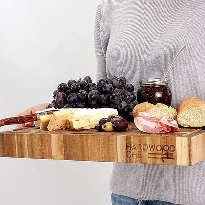 Une planche à découper pour la cuisine pratique avec support