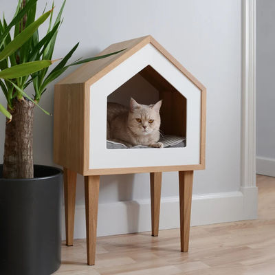 Maison de chat en bois naturel avec conteneurs de stockage