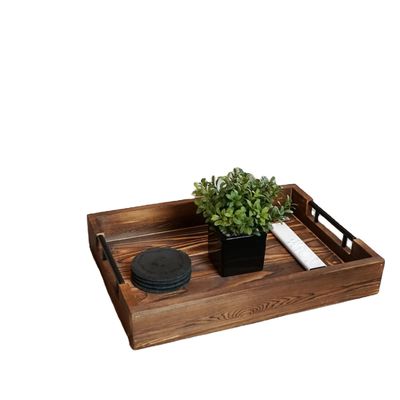 Plateau en bois avec poignées métalliques pour le salon