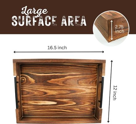 Plateau en bois avec poignées métalliques pour le salon