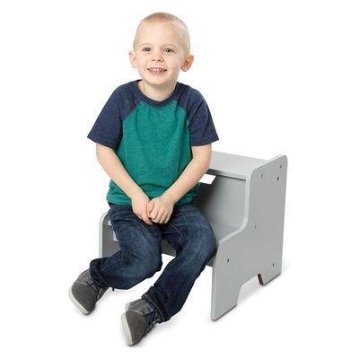 Des tabourets en bois de grande quantité économisent de l'espace