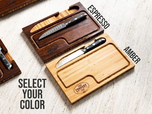 Planche de coupe en bois avec rainure de jus et couteau en couleur claire pour toutes les saisons