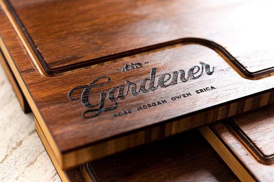 Planche de coupe en bois avec rainure de jus et couteau en couleur claire pour toutes les saisons