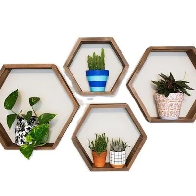 Des étagères hexagonales en bois, le mélange parfait de fonction et de style pour votre cuisine