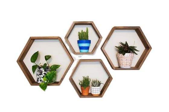 Des étagères hexagonales en bois, le mélange parfait de fonction et de style pour votre cuisine