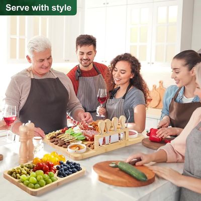 Tableau de fromage de bambou et couteau pour la coupe de cuisine