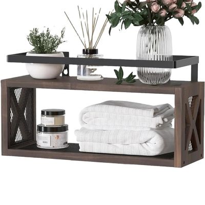 Économisez de l'espace avec des étagères flottantes en bois et des garde-corps de style ferme