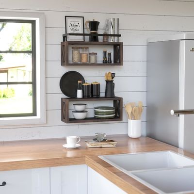 Économisez de l'espace avec des étagères flottantes en bois et des garde-corps de style ferme