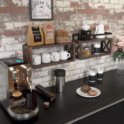 Économisez de l'espace avec des étagères flottantes en bois et des garde-corps de style ferme