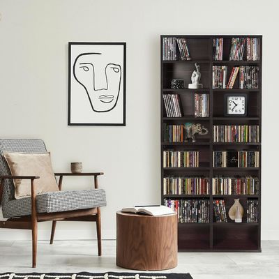 12 étagères réglables et 4 étagères fixes