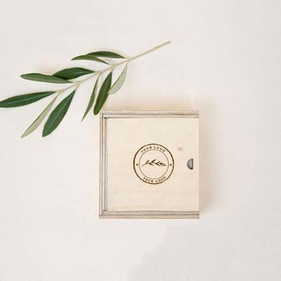 Boîtes cadeaux en caisse en bois sur mesure avec couvercle coulissant et traitement d'impression par estampage