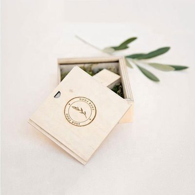 Boîtes cadeaux en caisse en bois sur mesure avec couvercle coulissant et traitement d'impression par estampage