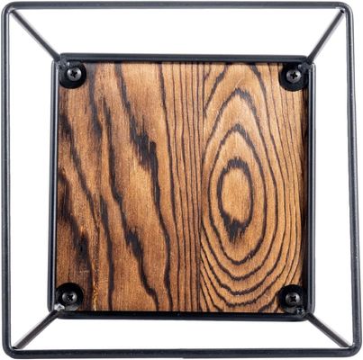 Produit de bois brûlé en grande quantité en métal noir