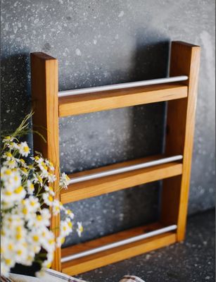 Étagère de stockage d'épices en bois personnalisée montée sur le mur pour votre style et fonctionnalité de cuisine
