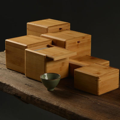Boîte en bois avec construction en bambou et polyester