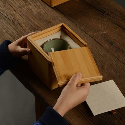 Boîte en bois avec construction en bambou et polyester