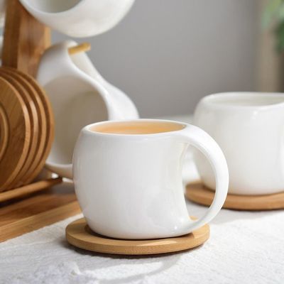 Ensemble de tasses en céramique en six pièces avec une capacité de 200 ml et une tasse à tasse sur un support en bambou