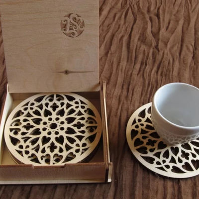Des sous-vêtements en rosette en bois uniques pour tasse de café en bouleau naturel et design gothique rustique