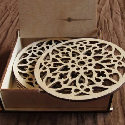 Des sous-vêtements en rosette en bois uniques pour tasse de café en bouleau naturel et design gothique rustique