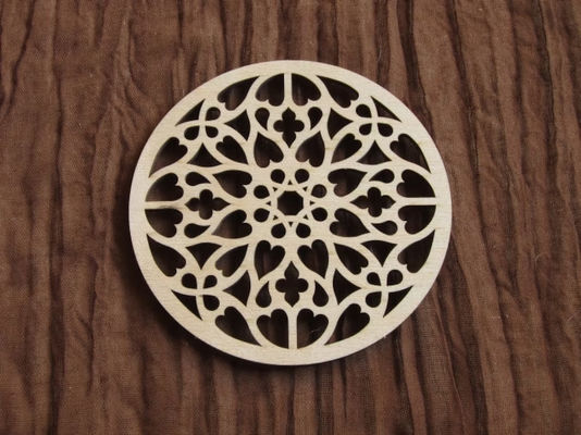 Des sous-vêtements en rosette en bois uniques pour tasse de café en bouleau naturel et design gothique rustique
