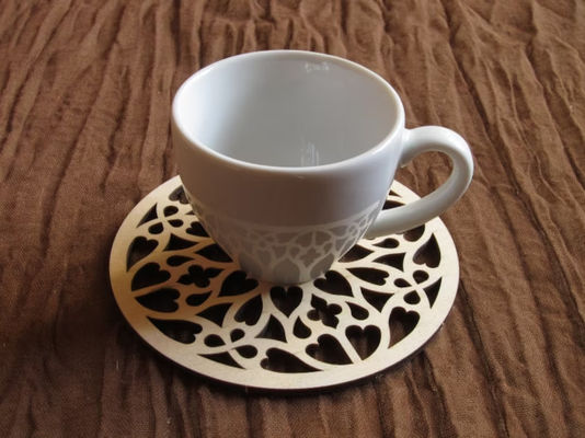 Des sous-vêtements en rosette en bois uniques pour tasse de café en bouleau naturel et design gothique rustique