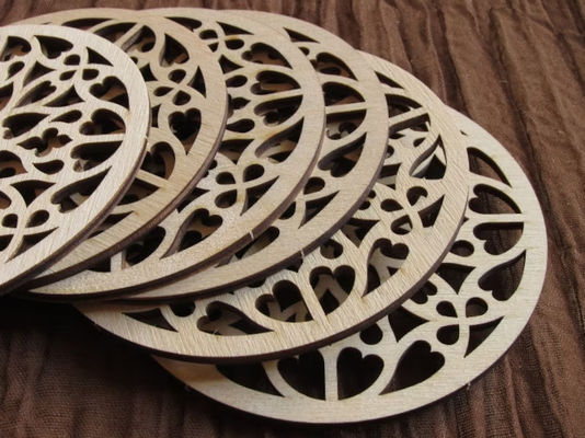 Des sous-vêtements en rosette en bois uniques pour tasse de café en bouleau naturel et design gothique rustique