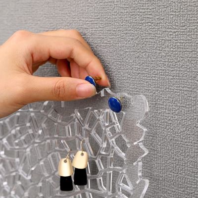 Design fonctionnel Étagère flottante en bois Affichage d'oreille acrylique pour logo personnalisé