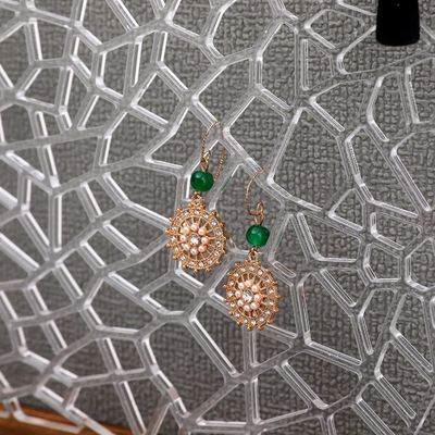 Design fonctionnel Étagère flottante en bois Affichage d'oreille acrylique pour logo personnalisé