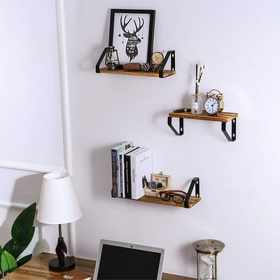 Étagère en bois rustique pour le livre de bricolage et l'organisation de petites plantes en conception artisanale