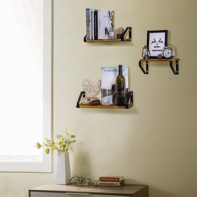 Étagère en bois rustique pour le livre de bricolage et l'organisation de petites plantes en conception artisanale