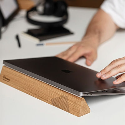 Conception fonctionnelle Étagère d'ordinateur portable en bois pour Macbook Multifonctionnelle et ergonomique