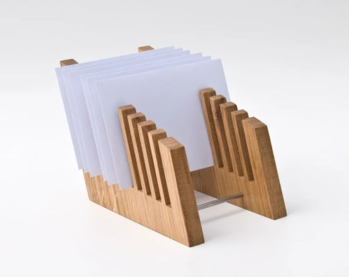 Une organisation de bureau stylée avec un porte-fichiers en bois et une fonction d'impression